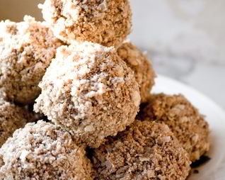 Пирожные с изюмом в шоколадной глазури