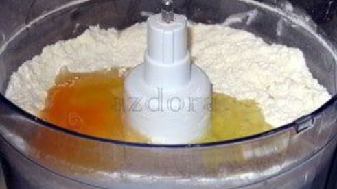 пирожные со сливой и миндалем