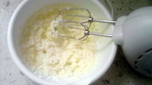 пирожные со сливой и миндалем