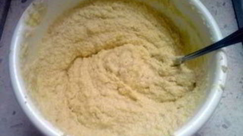 пирожные со сливой и миндалем