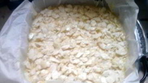 пирожные со сливой и миндалем