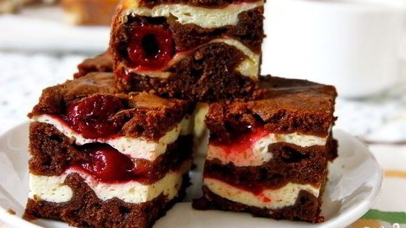 Рецепт Шоколадного брауни с творогом и вишней