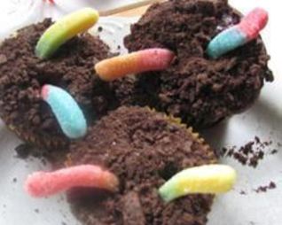 Шоколадные пирожные с червячками
