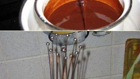 шоколадные пирожные с клубникой в желе