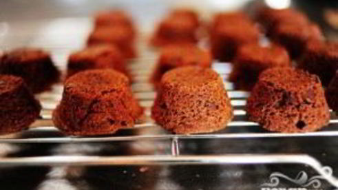 шоколадные пирожные в сливочной глазури