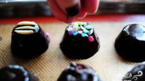 шоколадные пирожные в сливочной глазури