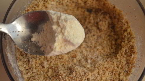 воздушное миндальное пирожное с ванильным ароматом