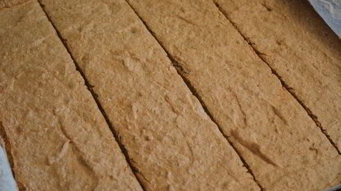 воздушное миндальное пирожное с ванильным ароматом