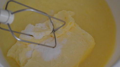 воздушное миндальное пирожное с ванильным ароматом