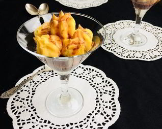 Заварные пирожные с кремом и шоколадным соусом