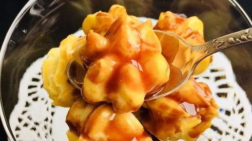 заварные пирожные с кремом и шоколадным соусом