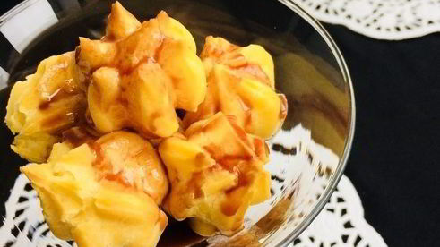 заварные пирожные с кремом и шоколадным соусом