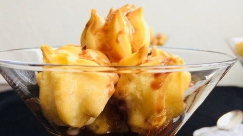 заварные пирожные с кремом и шоколадным соусом