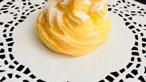 заварные пирожные с кремом и шоколадным соусом