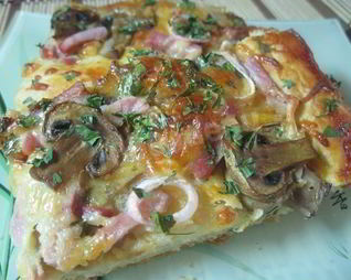 Домашняя толстая пицца с грибами