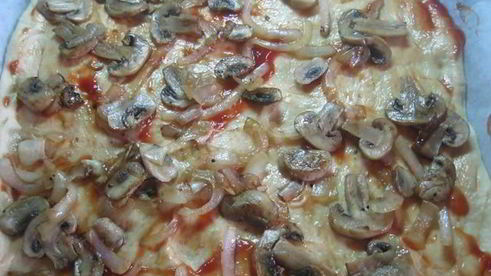 домашняя толстая пицца с грибами