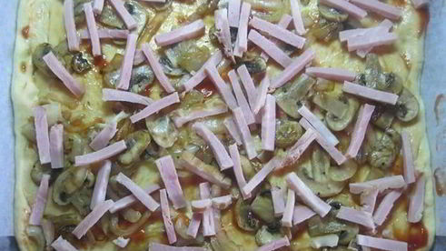 домашняя толстая пицца с грибами