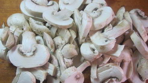 домашняя толстая пицца с грибами