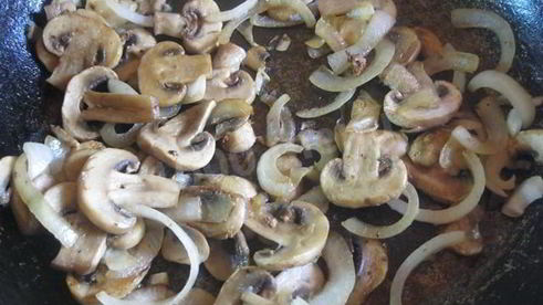 домашняя толстая пицца с грибами