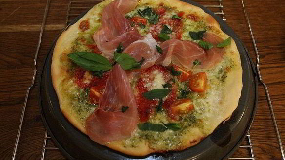 Рецепт Хрустящей пиццы с ветчиной, помидорами и перцем