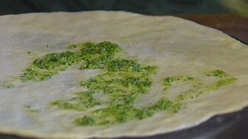 хрустящая пицца с ветчиной, помидорами и перцем