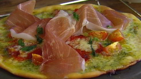 хрустящая пицца с ветчиной, помидорами и перцем