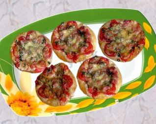 Пицца мини из слоеного теста