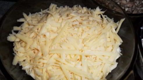 пицца на основе из тонкого теста