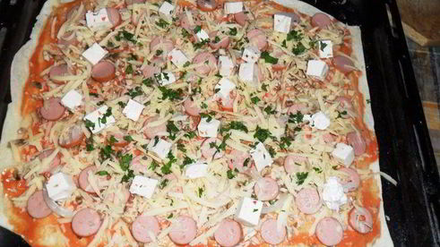 пицца на основе из тонкого теста