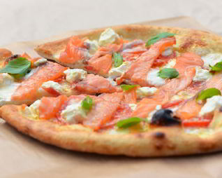 Пицца с филадельфией и маринованным лососем