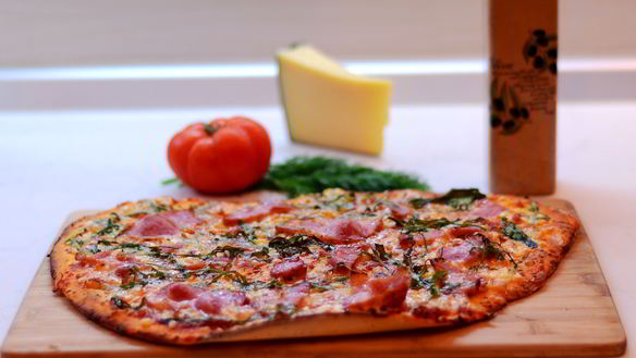 Рецепт Пиццы с грудинкой, сыром и рукколой