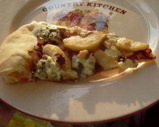 Пицца с карамелизированным луком и яблоками