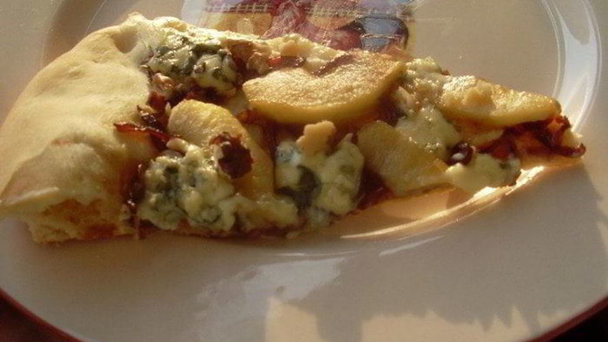 Рецепт пиццы с карамелизированным луком и яблоками