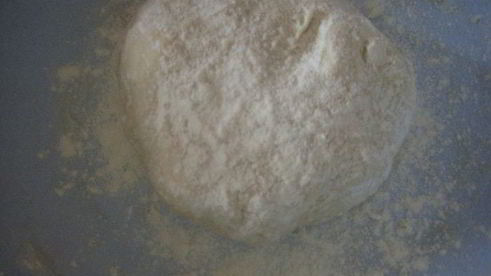 пицца с карамелизированным луком и яблоками