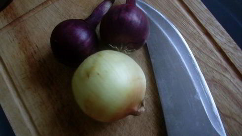 пицца с карамелизированным луком и яблоками