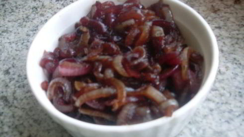 пицца с карамелизированным луком и яблоками