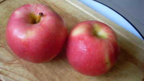 пицца с карамелизированным луком и яблоками