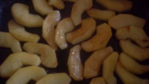 пицца с карамелизированным луком и яблоками