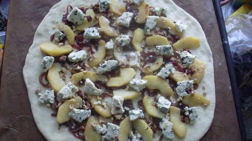 пицца с карамелизированным луком и яблоками