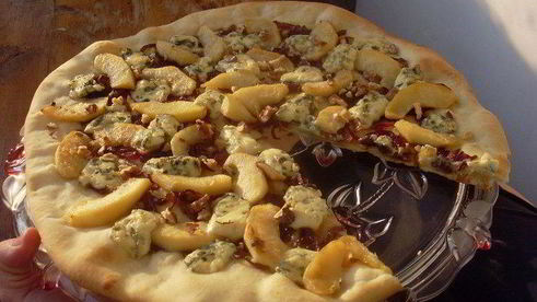 пицца с карамелизированным луком и яблоками