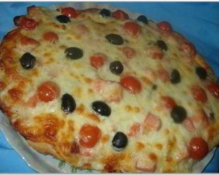 Пицца с колбасой и пицца с морепродуктами