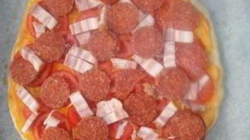 пицца с колбасой и пицца с морепродуктами