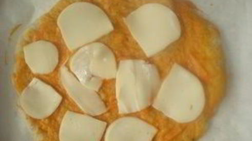 пицца с колбасой и пицца с морепродуктами