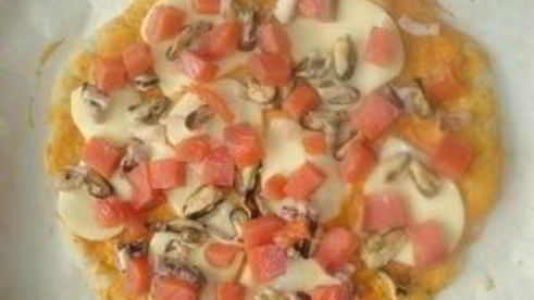 пицца с колбасой и пицца с морепродуктами