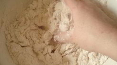 пицца с колбасой и пицца с морепродуктами