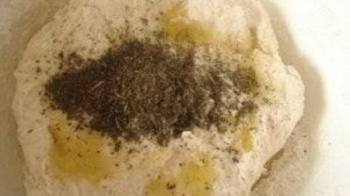 пицца с колбасой и пицца с морепродуктами