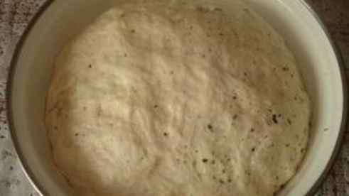 пицца с колбасой и пицца с морепродуктами