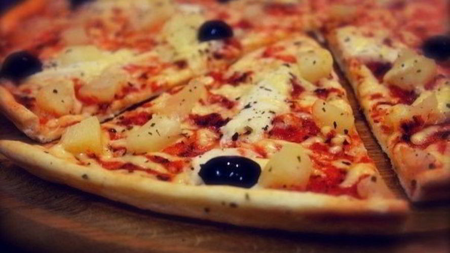 Рецепт пиццы с копченой курицей и ананасами