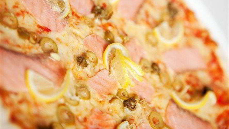 Рецепт пиццы с копченым лососем и укропным кремом