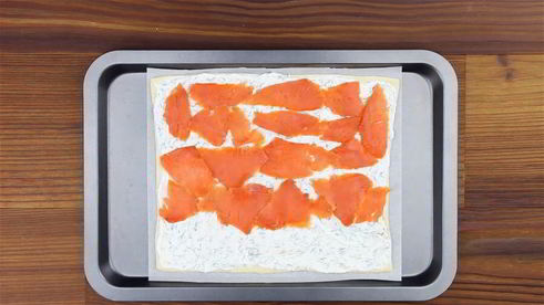 пицца с красной рыбой